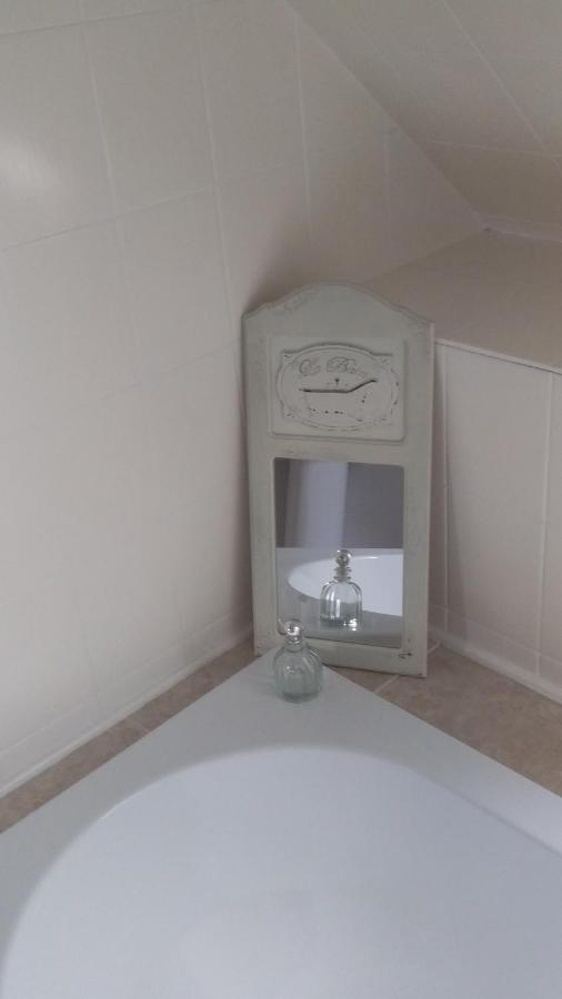 Chambre De Rose - Le Refuge Des Parachutistes - En Bordure Du Marais Neuville-au-Plain 外观 照片
